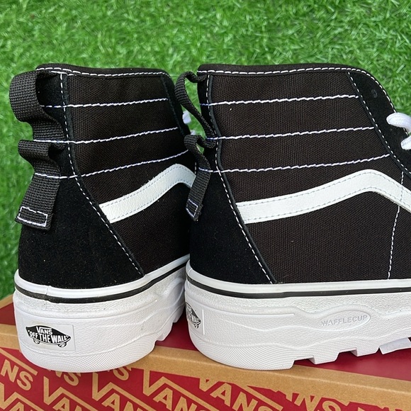 Vans Men’s Sentry Sk8-Hi
Black/White
VN0A5KY5BA2
Sneakers - Picture 15 of 16